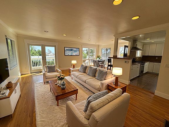 Beautiful Laguna Beach home with Pacific Ocean peek a boo views and 5 minutes to the sand. 2 bed, 2 bath, 2 car parking (1 garage)