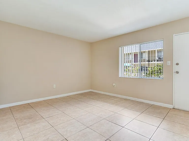 Chateau Apartments — Photo 39