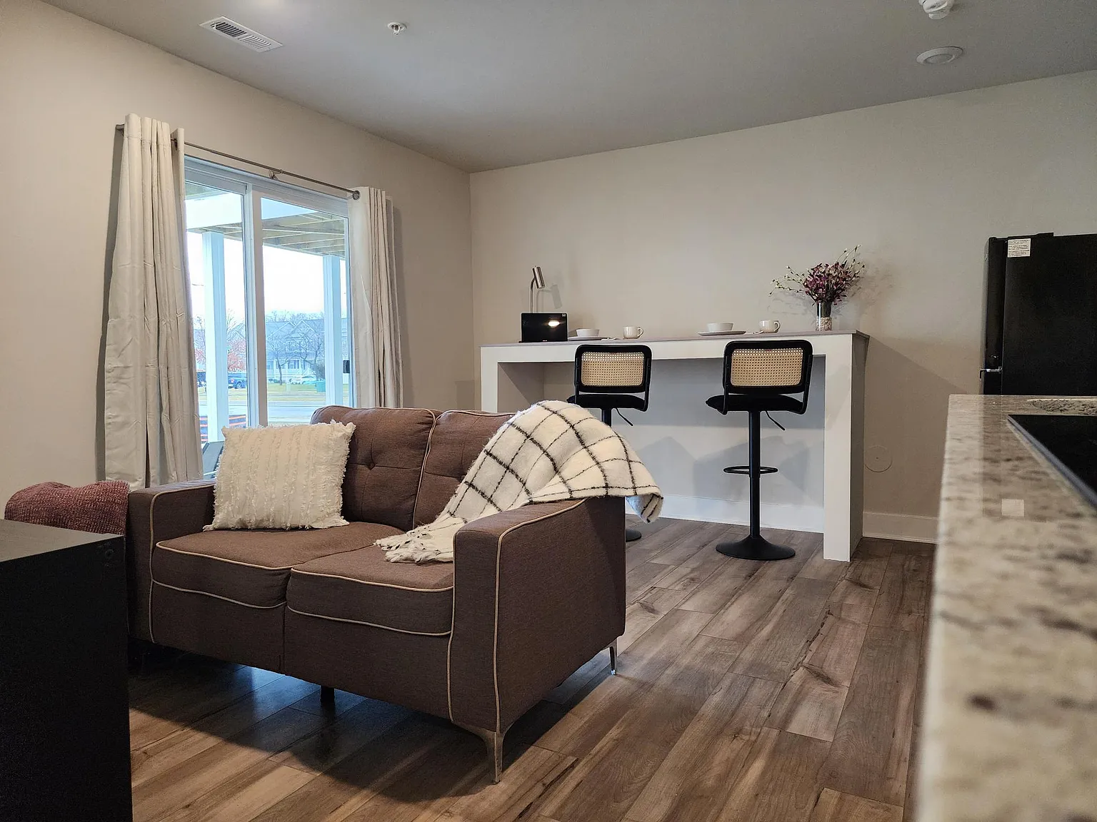 Studio, 350 sqft, $1,600 — Photo 3