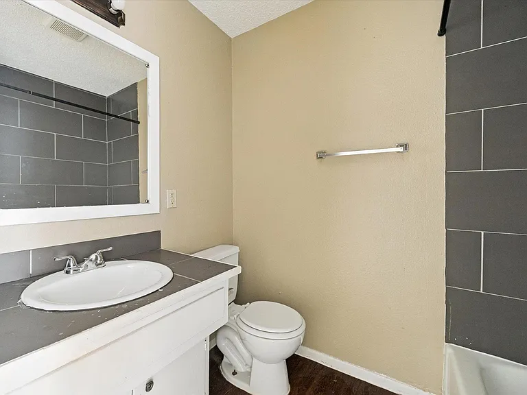 908 Kirschner Pl #B — Photo 7