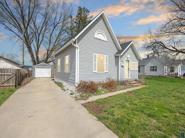 1408 E 6th St, Sioux Falls, SD 57103