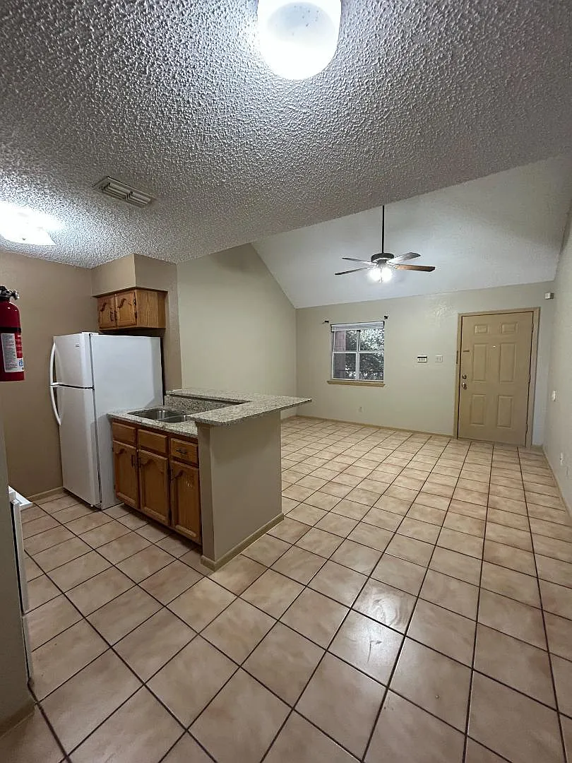 2701 Montgomery - 8 — Photo 2
