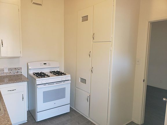 3rd image of 11030 Moorpark St APT 18