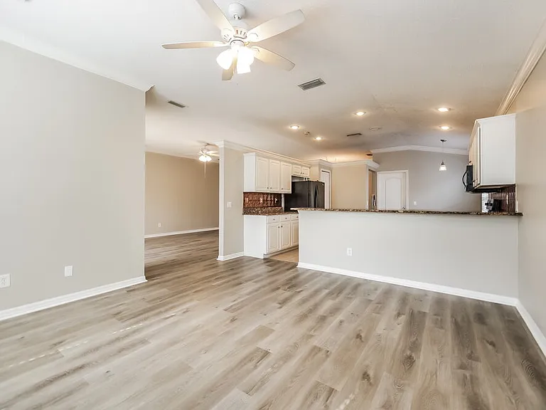 304 Fareham Dr — Photo 7