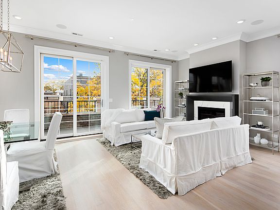 3rd image of 1936 N Kenmore Ave #3S