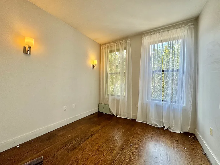 137 Manhattan Ave #3R — Photo 7
