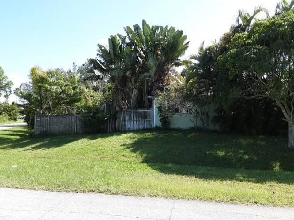 2nd image of 302 SW Whitmore Dr