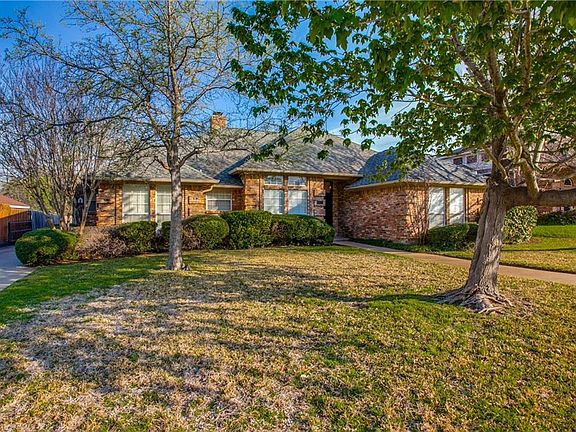 2nd image of 915 Red Oak Dr