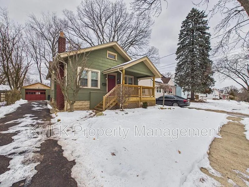 1238 Sawyer Ave photo 1