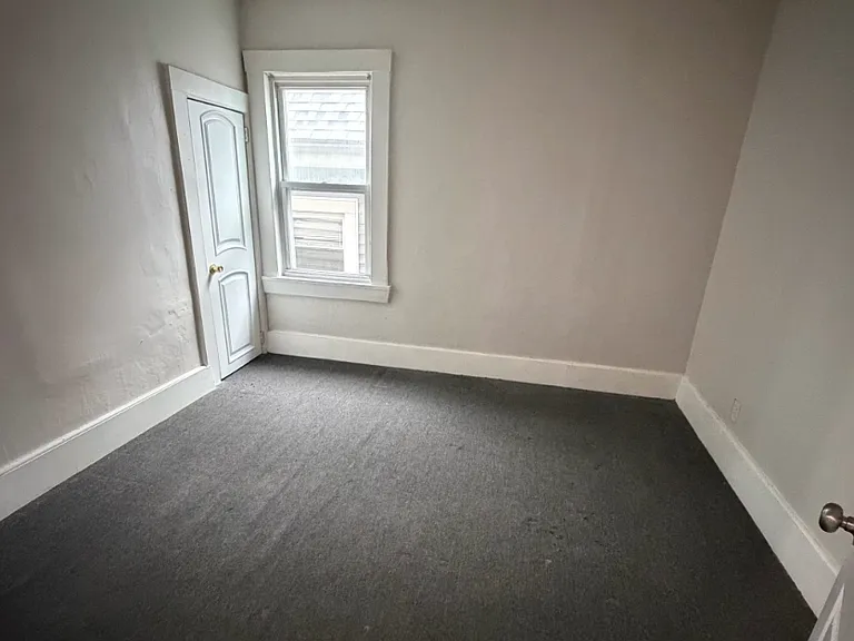 439-441 Rivet St 2E New Bedford Updated 2BR Near Shops, Parks & Major Routes — Photo 13