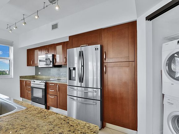 5th image of 19900 E Country Club Dr APT 902