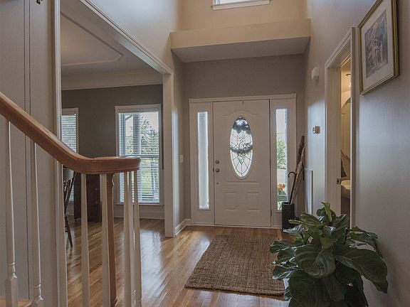 2nd image of 122 Leland Ct E