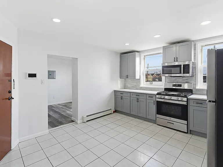 280 Wilson Ave #2L — Photo 1