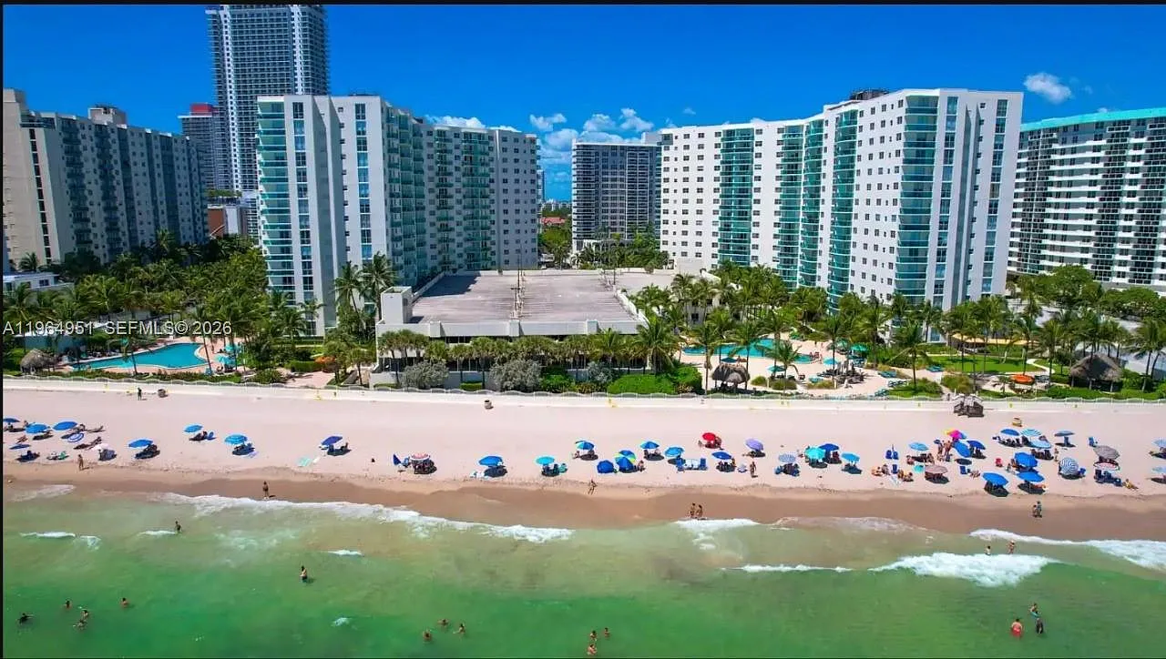 Tides On Hollywood Beach — Photo 2