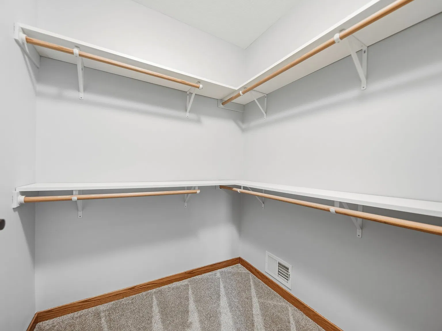 5 bed, 4488 sqft, $3,500 — Photo 4