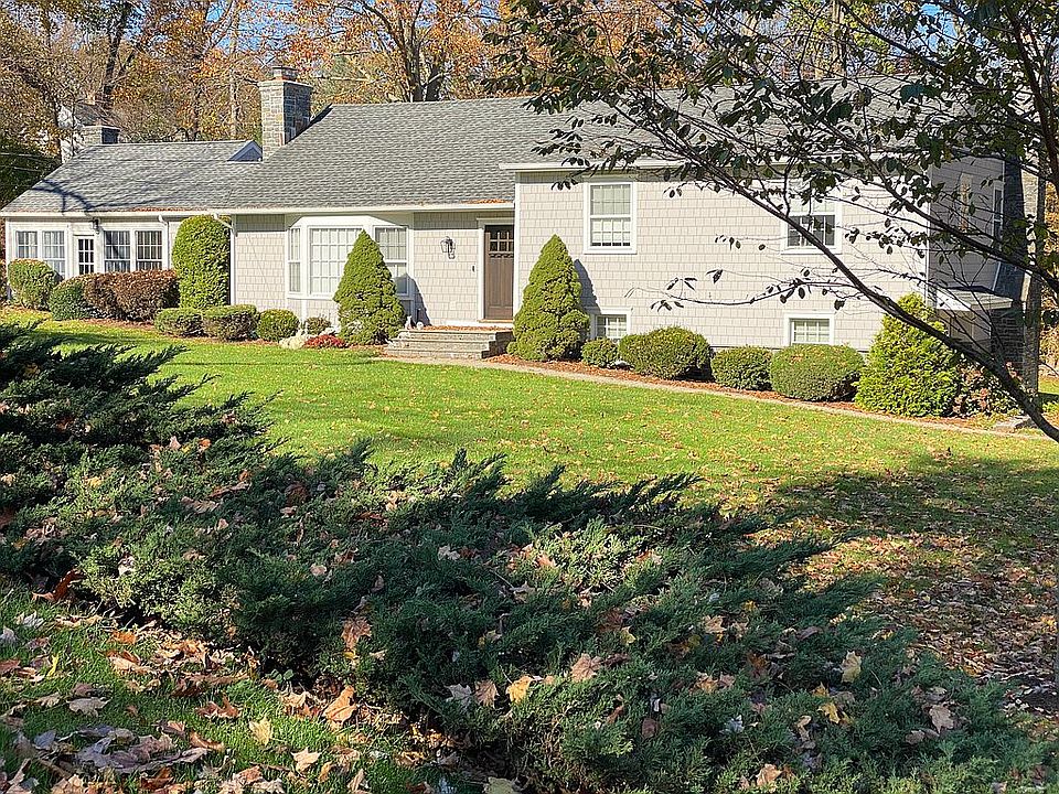 1st image of 4 Laurel Hill Pl