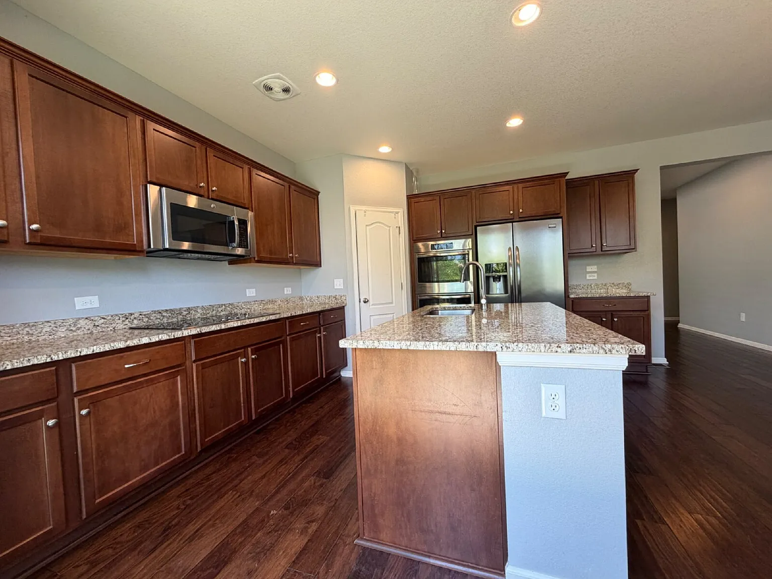 4 bed, 3.0 bath, 4000 sqft, $3,450 — Photo 3