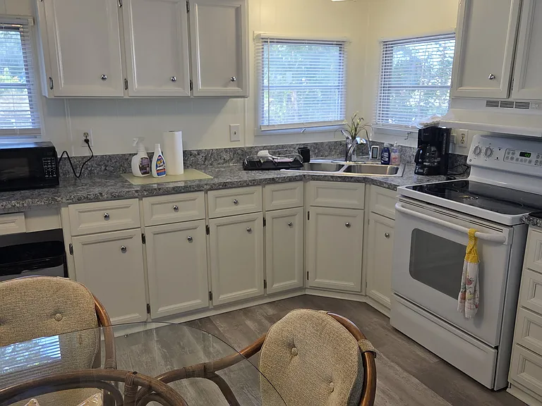 300 Pinewood Ave — Photo 48