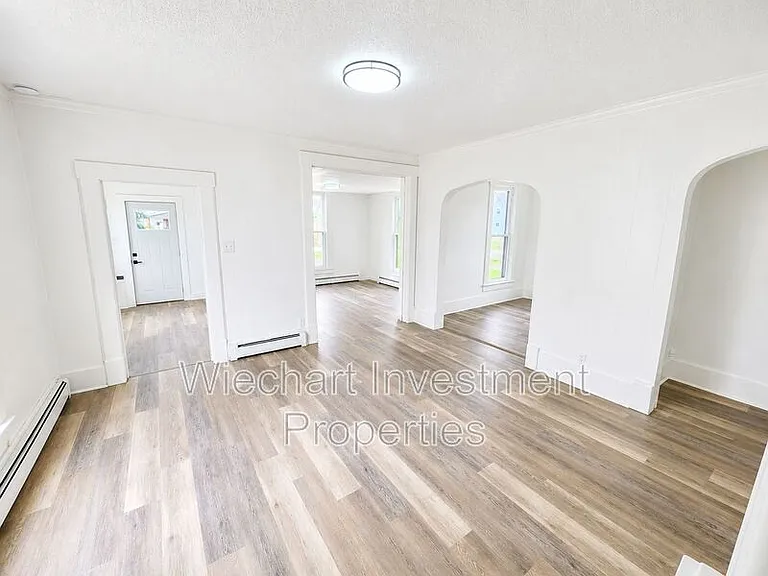 403 S Main St — Photo 3