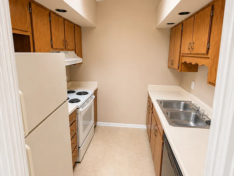 902 Camelot Ct — Photo 2