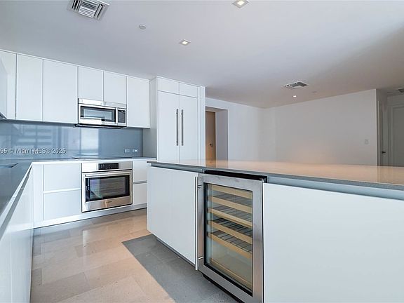 5th image of 88 SW 7th St APT 1004