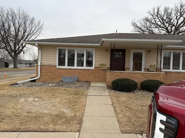 126 3rd St SE, Orange City, IA 51041