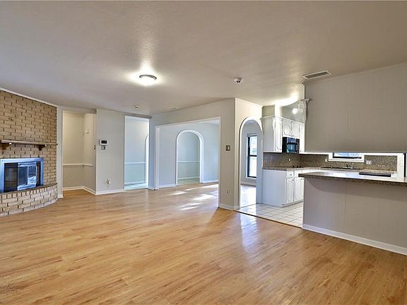 5th image of 709 Scott Pl