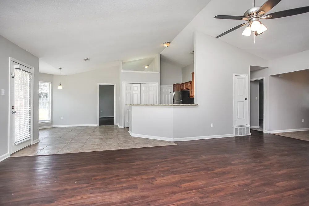 3 bed, 2.0 bath, 1648 sqft, $1,745 — Photo 3