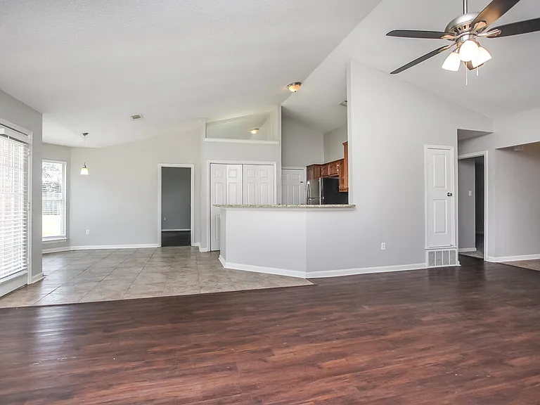 10431 Amanda Dr — Photo 3