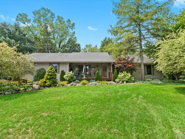 2150 Yorway Dr, Howell, MI 48843