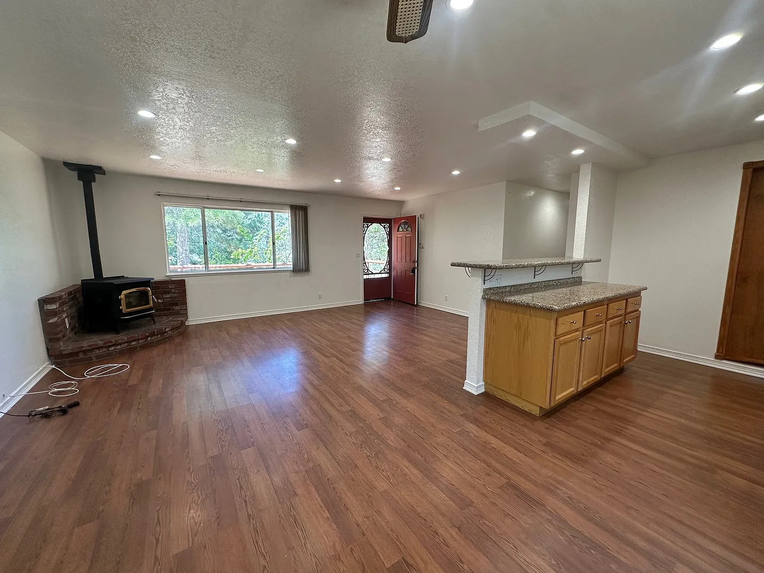 3 bed, 1056 sqft, $1,649 — Photo 4