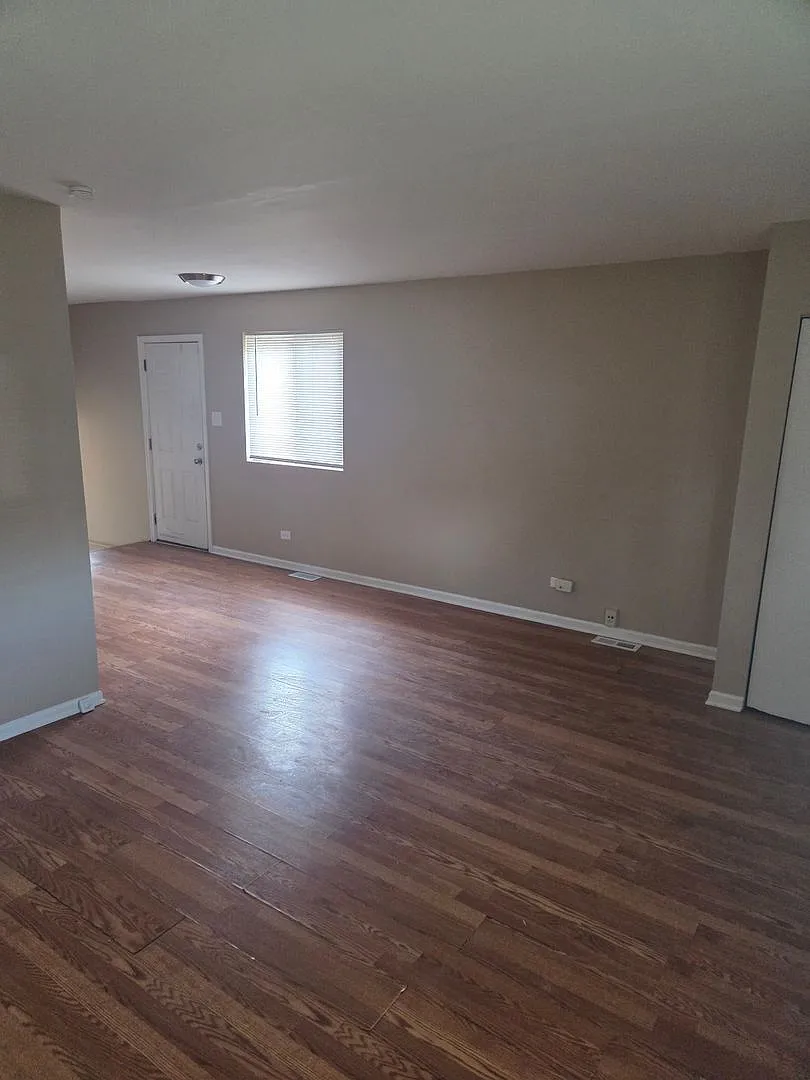 Spacious 5-Bedroom Raised Brick Ranch with Fenced Backyard — Photo 3