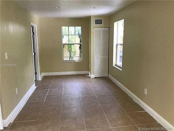 3rd image of 3129 Oak Ave #2
