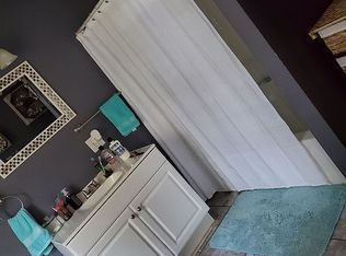 6950 32nd St, Groves, TX 77619