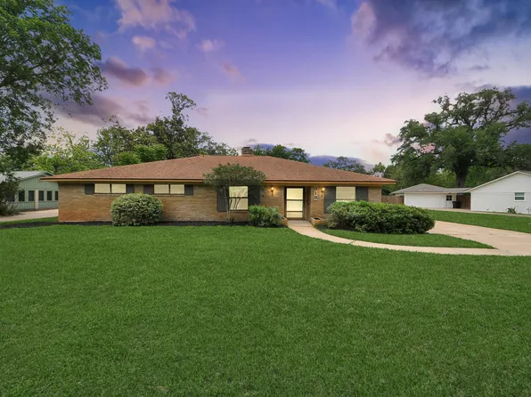 313 Linden Ln, Lake Jackson, TX 77566