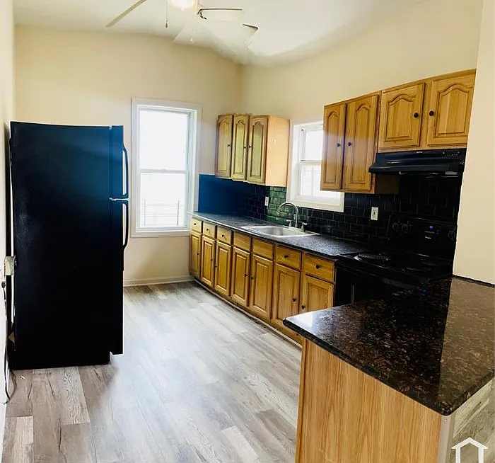 3 bed, 1200 sqft, $3,530 — Photo 2