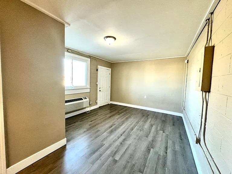 401 N Maple St #6 — Photo 1
