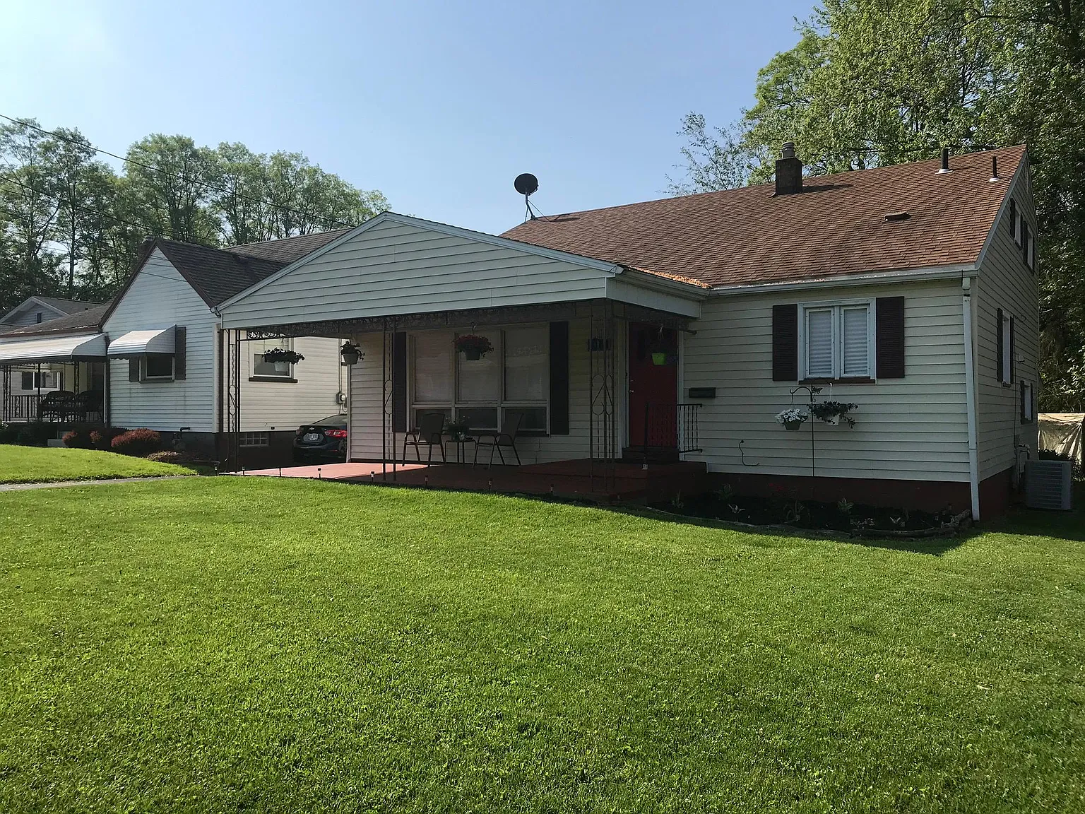313 Sanderson Ave photo 1