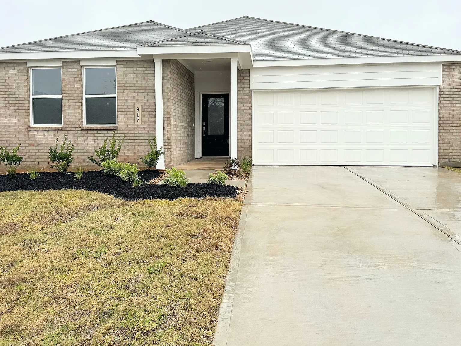 4 bed, 2014 sqft, $2,150 — Photo 1