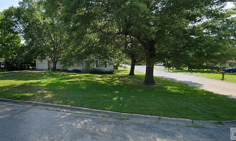 1st image of 207 S Ellis St