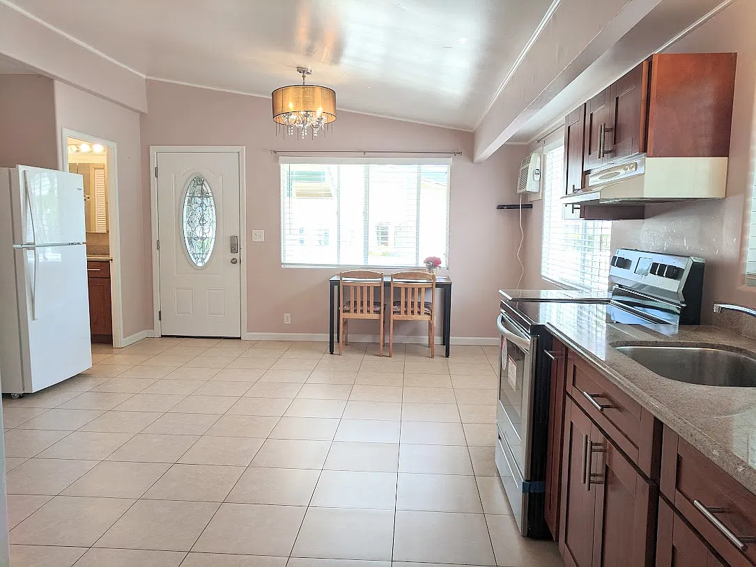 3 bed, 1.5 bath, 1031 sqft, $2,500 — Photo 2