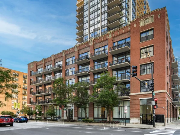210 S Desplaines St APT 401, Chicago, IL 60661