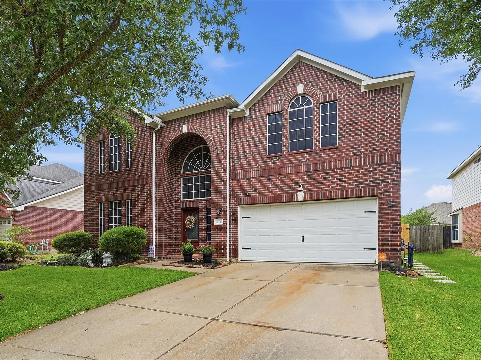 4 bed, 2.5 bath, 2738 sqft, $3,500 — Photo 2