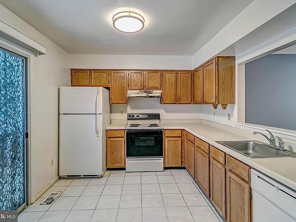 2nd image of 63 Lake Park Ct #944