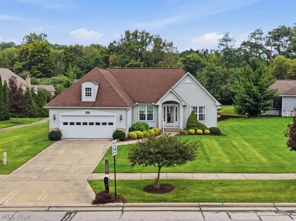 202 Fox Pointe Dr, Chardon, OH 44024