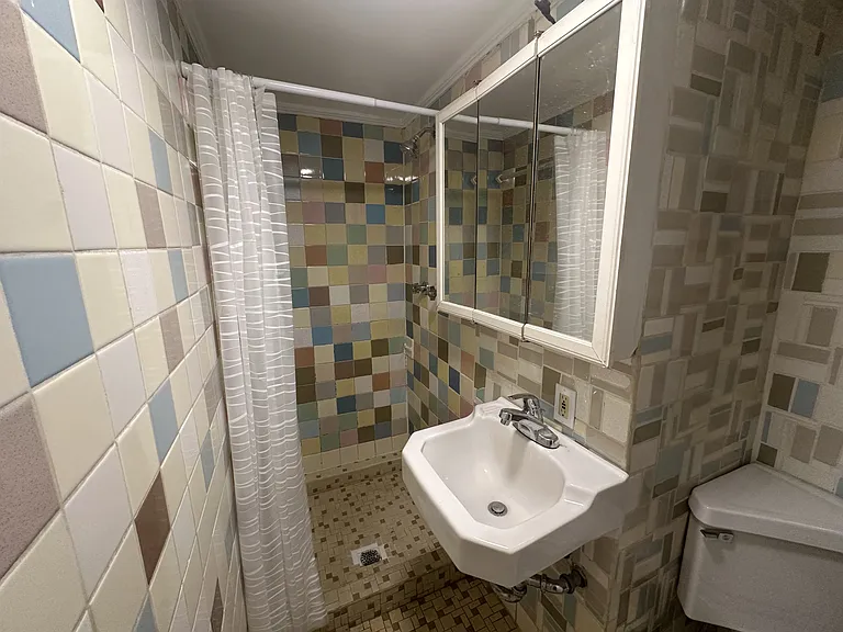 Bathroom 2 - Full bath with Shower
