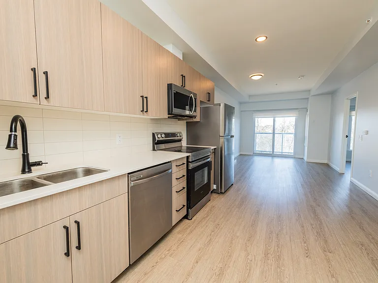 528 Lancaster St W — Photo 11