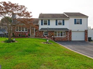 351 Redhill Dr, Broomall, PA 19008