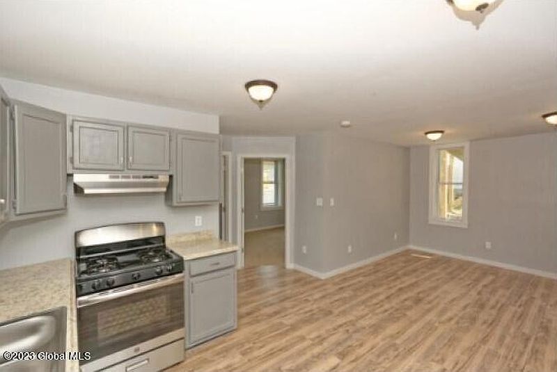 5th image of 1646 Carrie Street