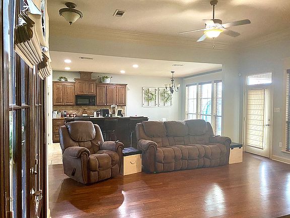 4th image of 15206 Amanda Dr